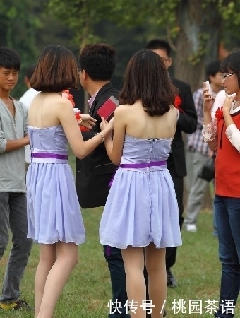 街拍:伴娘们穿上粉色露肩短裙,搭配肉色丝袜高跟鞋,简约又美丽