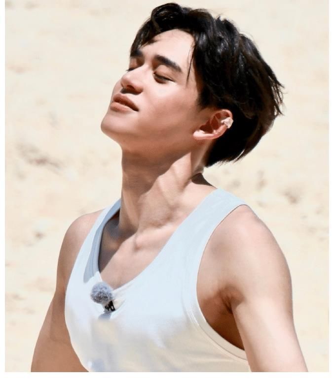 跑男夏日清爽大片,蔡徐坤青春感十足,谁知黄旭熙更加迷人!
