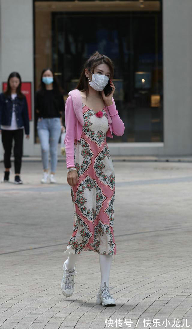 冻龄女神|只有自身条件好的人,才能把红绿撞色搭配穿出时髦感