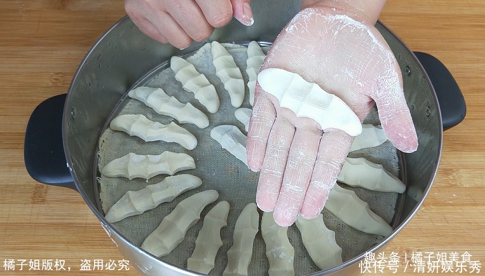 香辣|土豆我家从来不炒,教你秘制新做法,一次做4个,香辣筋道超好吃