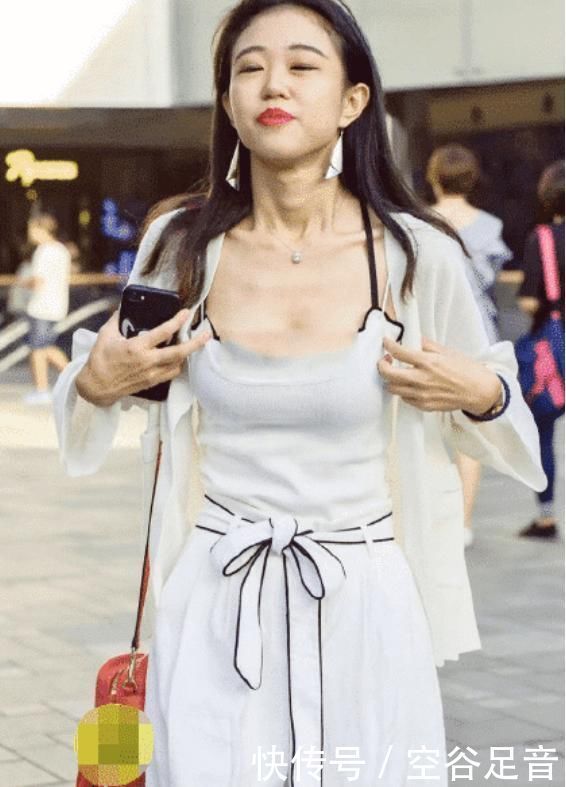 小姐姐一身职业套装亮相，吸引了众多男同事的目光