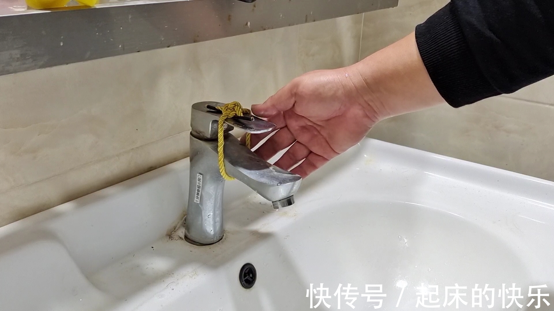 卫生间里放一根手提绳,真太聪明了,一年省不少钱,早学早受益