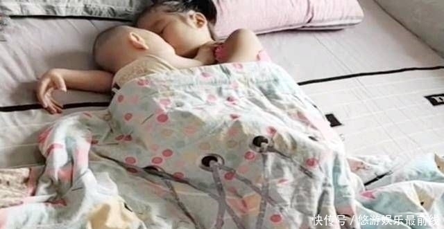 孩子|妹妹抱着弟弟睡觉。我妈妈打开被子时很感动