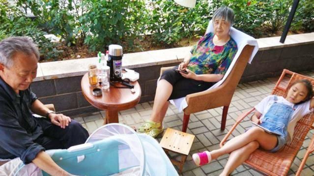 小家伙|“奶奶,你为什么不住在我们家呀”6旬老人的回答,值得深思