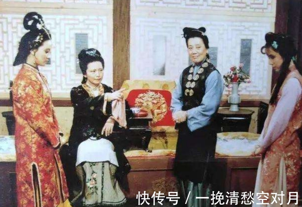 司棋&晴雯说错了一句什么话，王夫人下令不让穿衣服拖出去