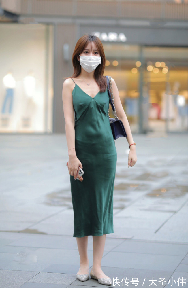 吊带长裙 美女街拍:真正性感有韵味的女人,喜欢穿吊带长裙,看着时尚养眼