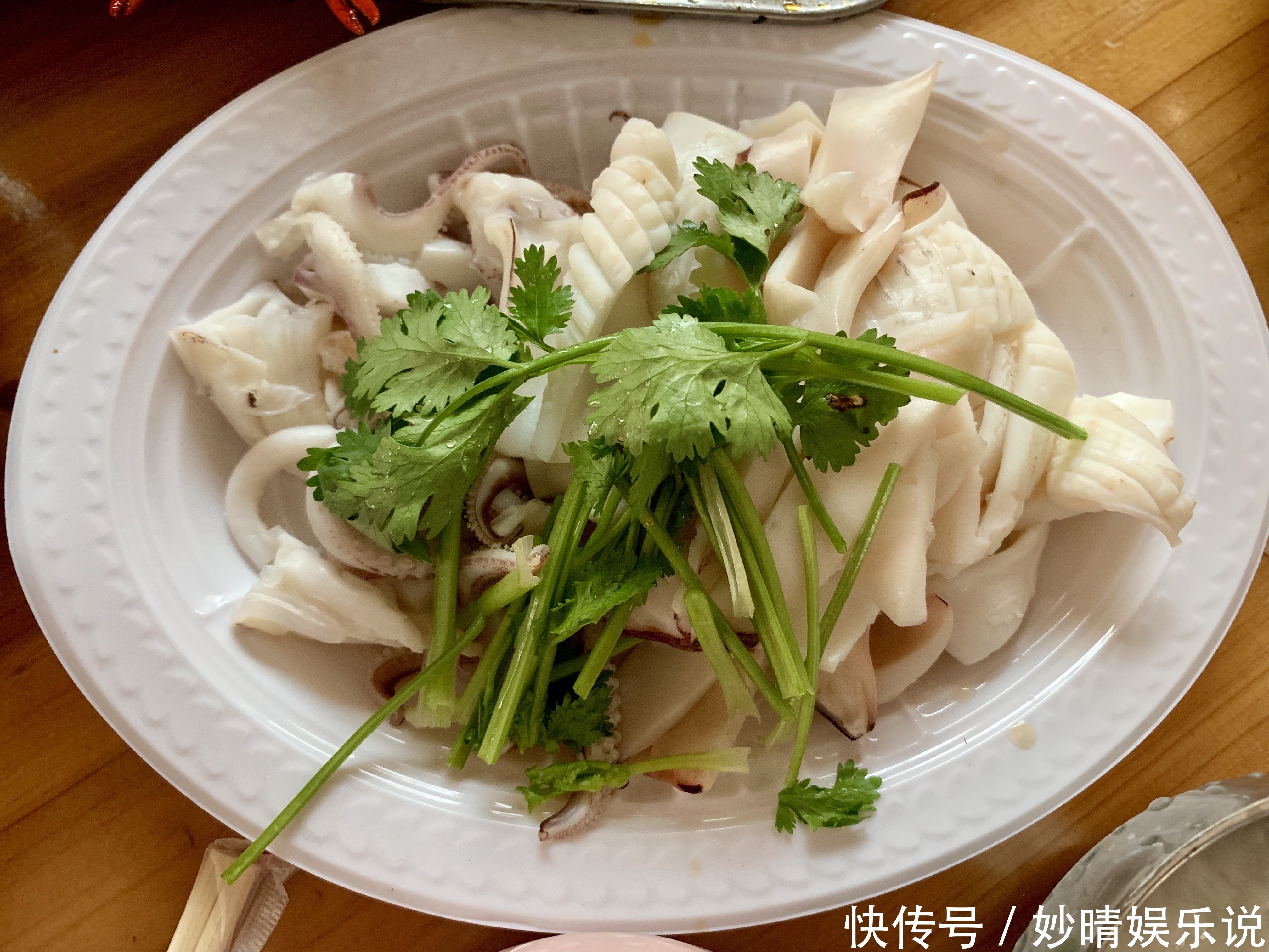 好开心|家庭聚餐做了一大桌子菜,5荤2素2盘水果,一家人都吃得好开心