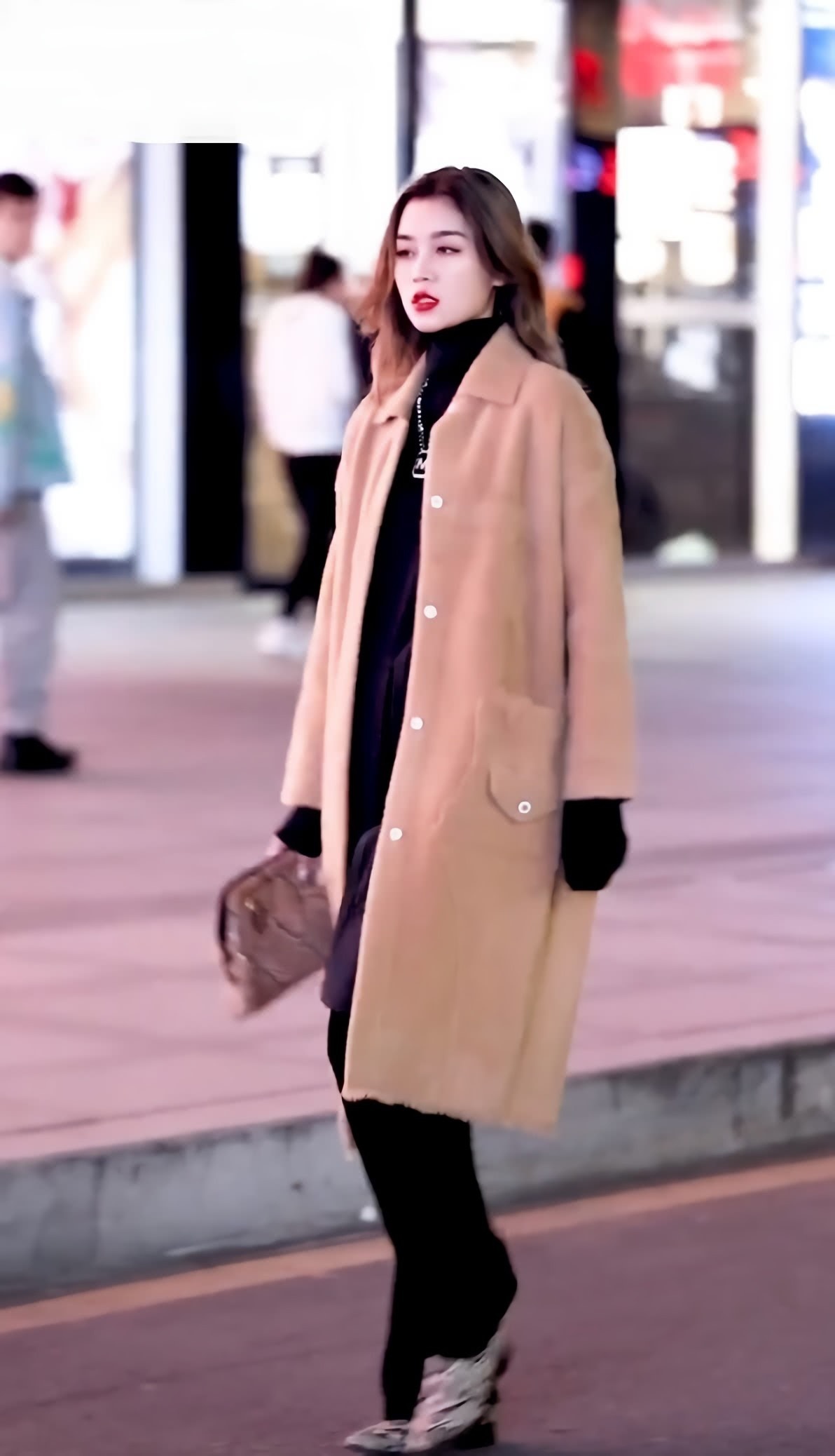 紧身裤 大衣别搭配紧身裤了,搭配一条“泥鳅裤”才显瘦,时髦还特帅气!