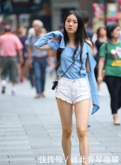 女大学生|衣服“破”个洞彰显个性,女大学生穿搭处处有心机,筷子腿太抢眼