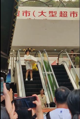 购物袋|都在抗拒《中餐厅5》姚安娜龚俊组CP,却偷偷嗑起了周也