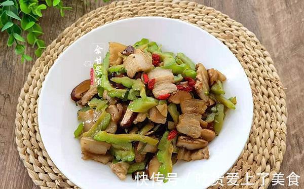 五花肉|给家人贴秋膘,用这两种蔬菜炒回锅肉,食材丰富鲜美下饭