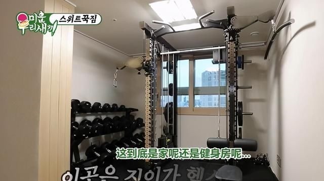 金鐘國在節(jié)目中展現(xiàn)身上的肌肉，不愧為健身狂，身上一塊一塊的