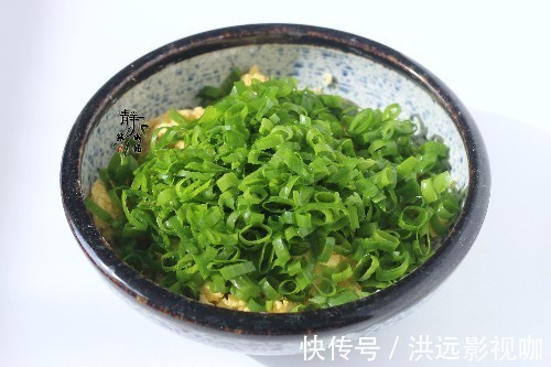 粗粮|不用早起也能吃到，粗粮发面早餐饼，加点菜叶如此煎，味道真是好