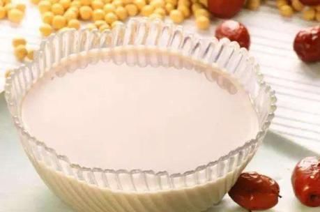 打豆浆时,用生豆子还是熟豆?做对了,豆浆香浓营养无豆腥味