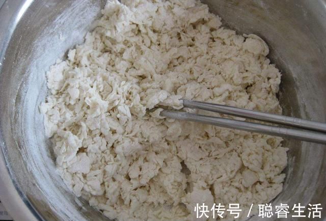 微微一笑|烙饼时,直接加水大错特错!面点师傅:加点它,又香又软还出层