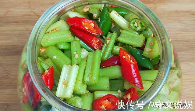 腌制|腌制芹菜方法:媳妇向70岁婆婆讨教秘方,做法简单,开胃下饭