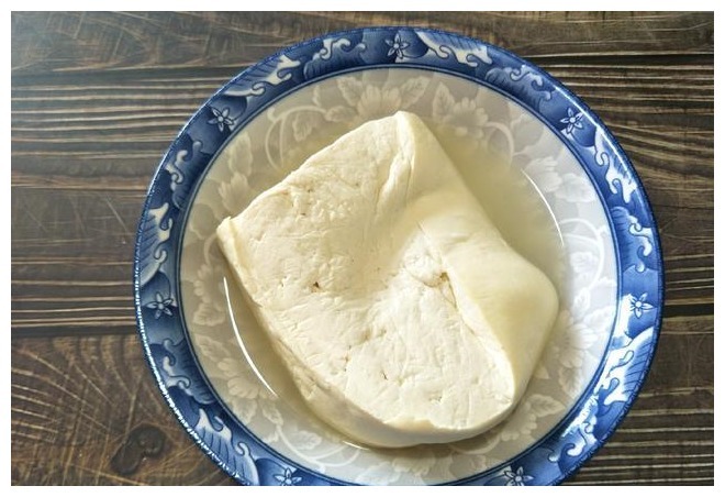 白菜炖豆腐，万不可把豆腐和白菜的顺序放错，否则味道不香汤不白