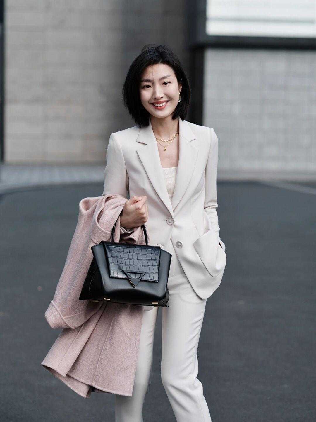 白色衬衫 冬季通勤怎么穿?看看这些干练知性的穿搭方式,日常实用不挑人