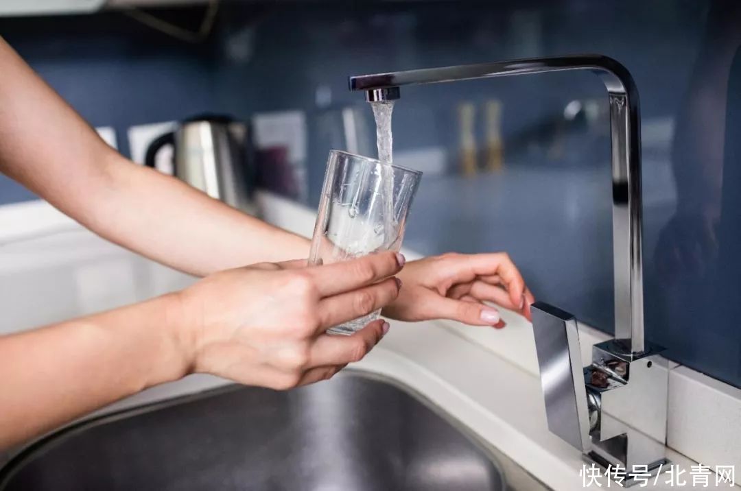 阮光锋|喝纯净水会致骨质疏松?四大喝水谣言一一破解