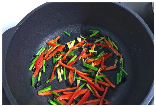 红烧带鱼好吃有诀窍，多加一料，肉质鲜嫩不腥，上桌连汤都不剩