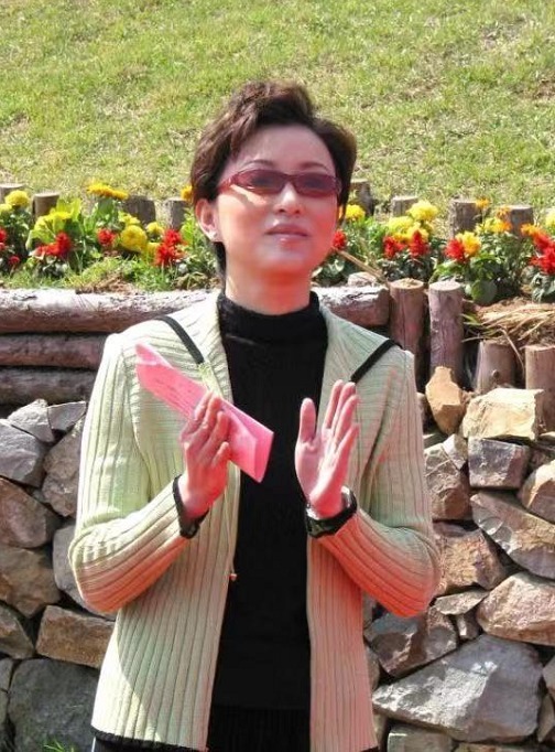 52岁的杨澜状态太好了！穿针织开衫搭配阔腿裤高级减龄，漂亮大方