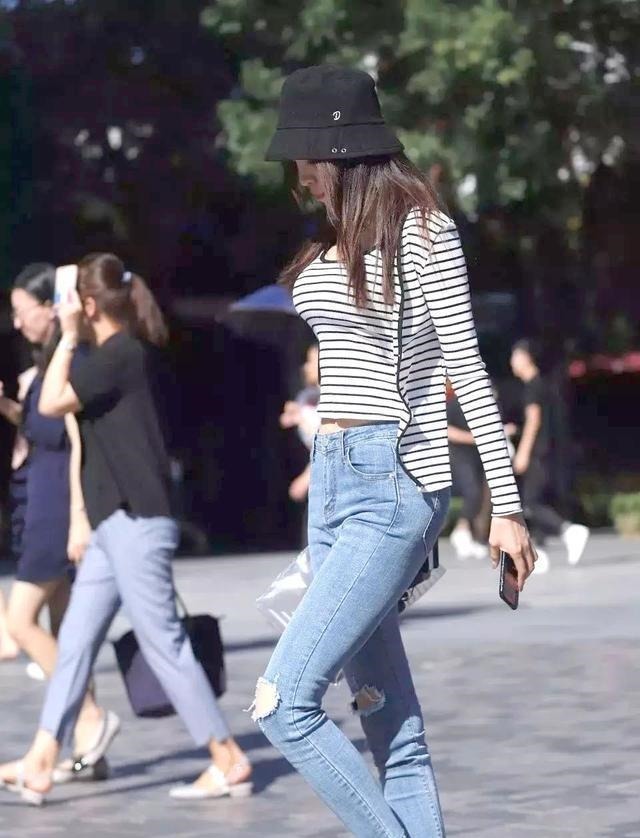 清纯 清纯小姐姐,条纹针织衫与高腰牛仔裤搭配,时髦又显气质!