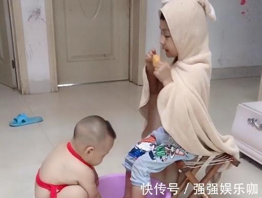 哥哥|“红肚兜宝宝”伺候哥哥洗脚走红,这大概是全网混得最差的二胎了