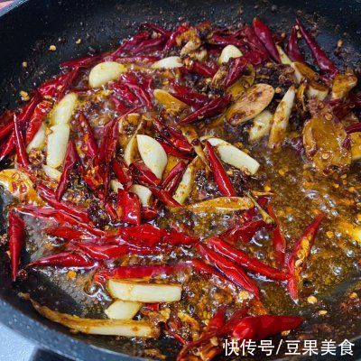这样做蒜苔麻辣鸭丝，隔壁小孩都馋哭了