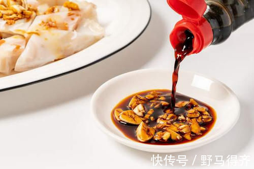 猪皮冻|做猪皮冻，焯水后不能直接下锅煮，多做1步，晶莹剔透无腥味