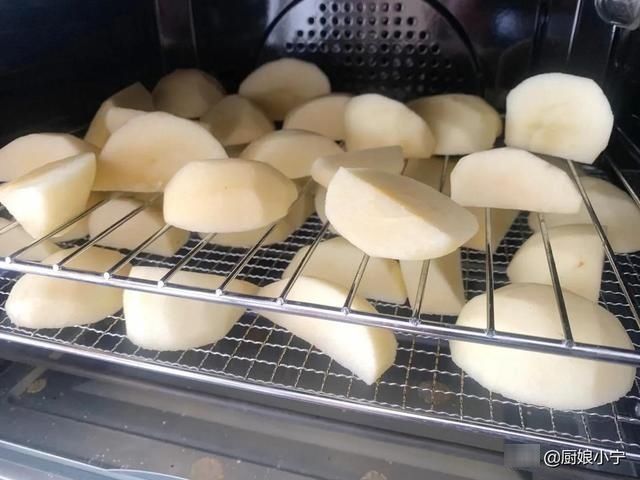 冬天遇到此果别手软,一次买20斤,晒成干酸甜开胃,能吃到过年