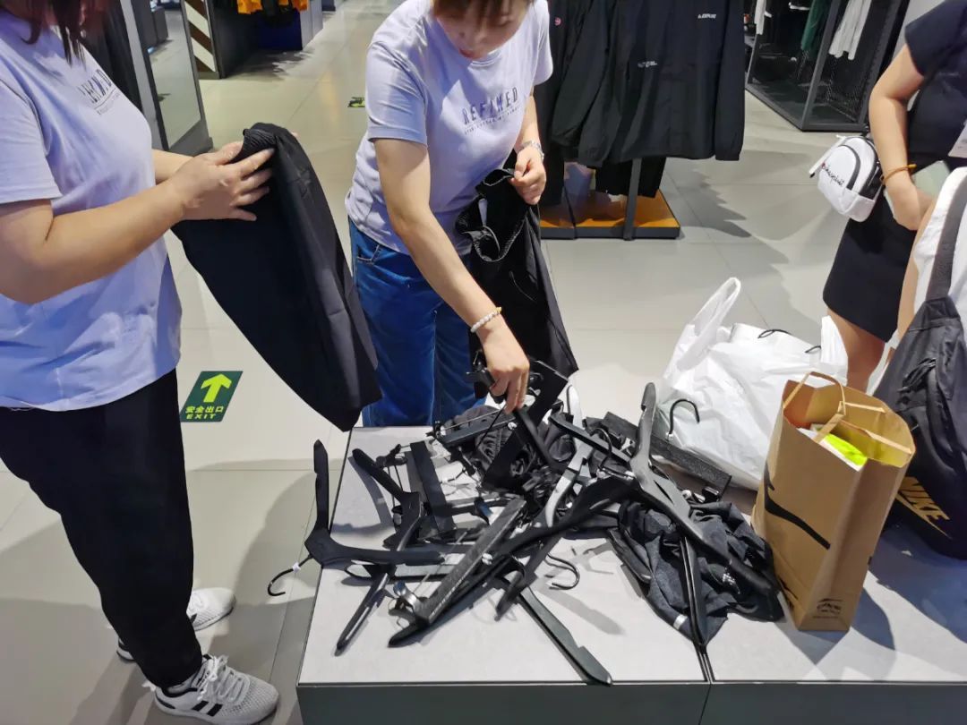 丽水|火了!丽水人顶着台风天买鸿星尔克