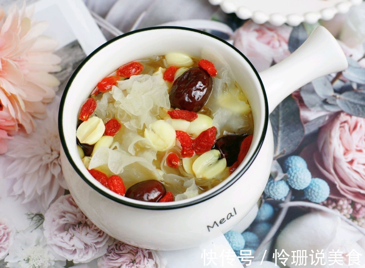 美味银耳莲子羹,营养丰富滋补身体,一个电饭锅就可以做