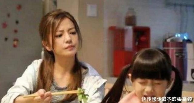 感恩之心|宝妈冒雨接孩子放学,被路人拍到这幕火了,网友哽咽为母则刚