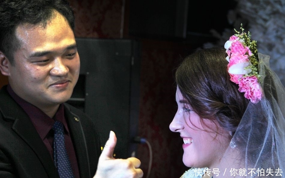 新娘|外国女子嫁到中国，婚礼现场只能用手势和亲戚交流，穿旗袍很漂亮