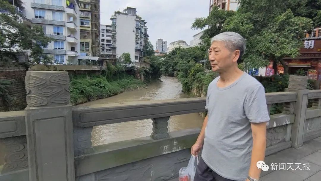 乐山|白发老人千里迢迢到乐山，只为找一张这样的照片……