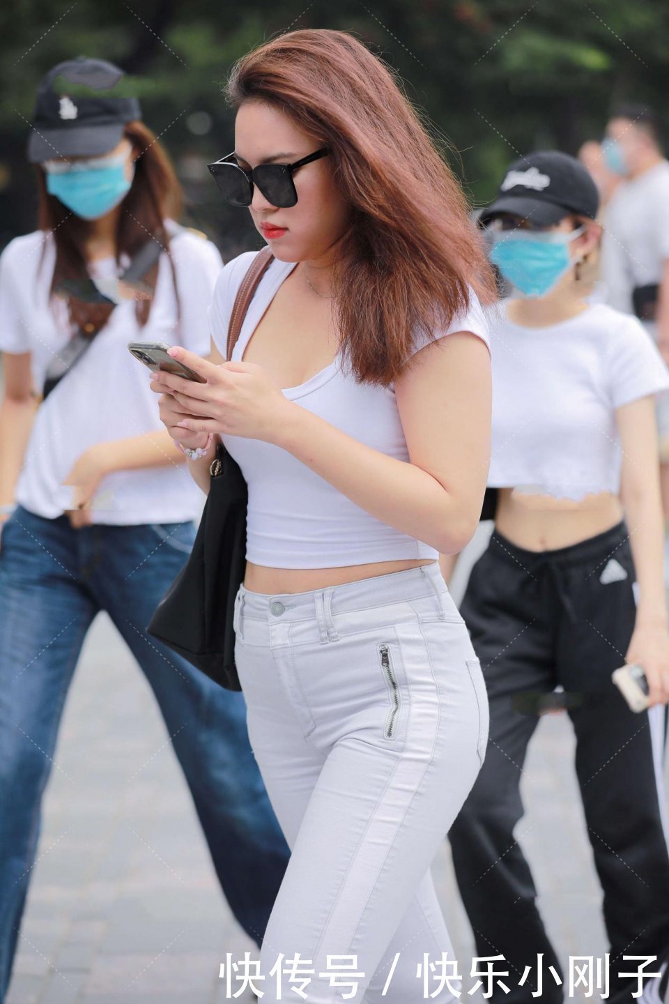 短款上衣 白色修身短款上衣,如何搭才好看?分享这些实用搭配小技巧