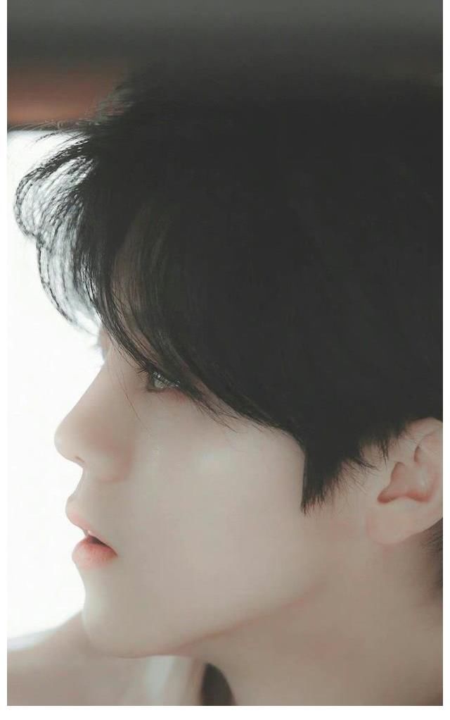 鹿晗被水误伤,表情引发关注,关键时候也不忘放下手上的羊肉串