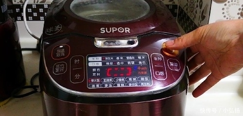 整只鸡往电饭锅里一丢,不加1滴水1滴油,出锅后老婆和儿子抢着吃