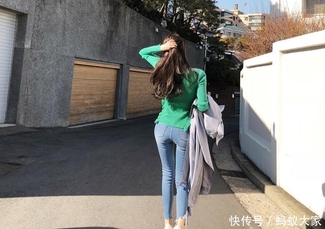 设计|牛仔裤小姐姐,很有时尚品味,充分展现干净明朗的气质