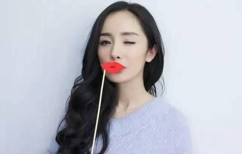 波波头|圆脸女孩一定要拒绝中分，显脸大还俗气，这几款发型才适合你