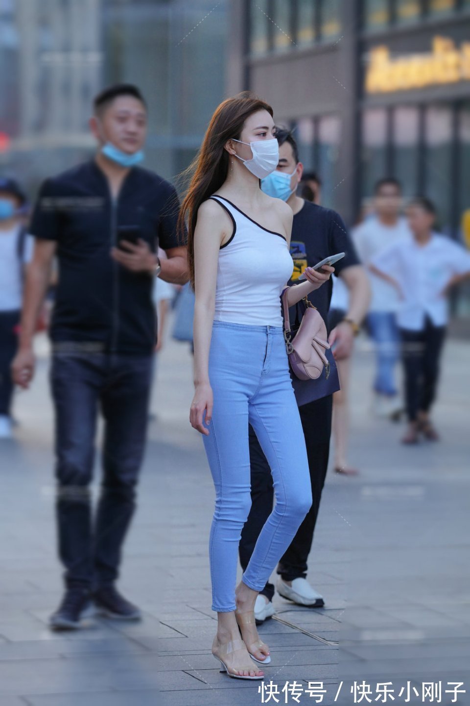 牛仔衣 吊带背心干净利落,搭配简单的牛仔裤,展现出时尚优雅的气质