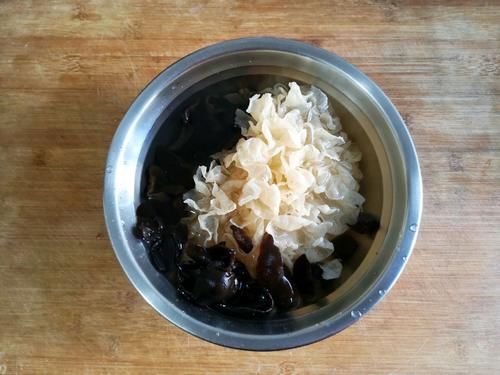 青椒、干辣椒、银耳、木耳这样一起爆炒，味道不会让你失望