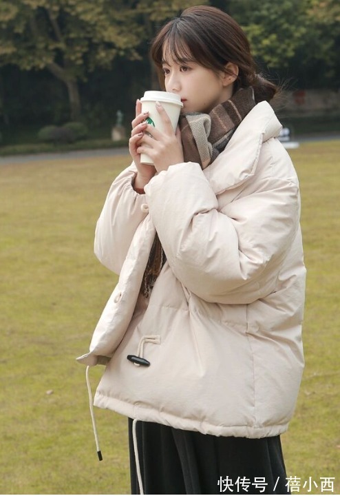 保暖 冬季流行的“面包服”就这么穿,搭配半身裙、阔腿裤,保暖还时髦