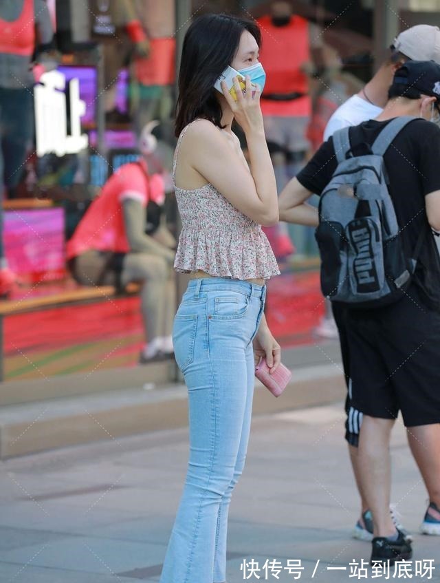上衣 碎花小上衣搭配浅色牛仔裤，日系甜美风十足，给人一种甜美感觉！