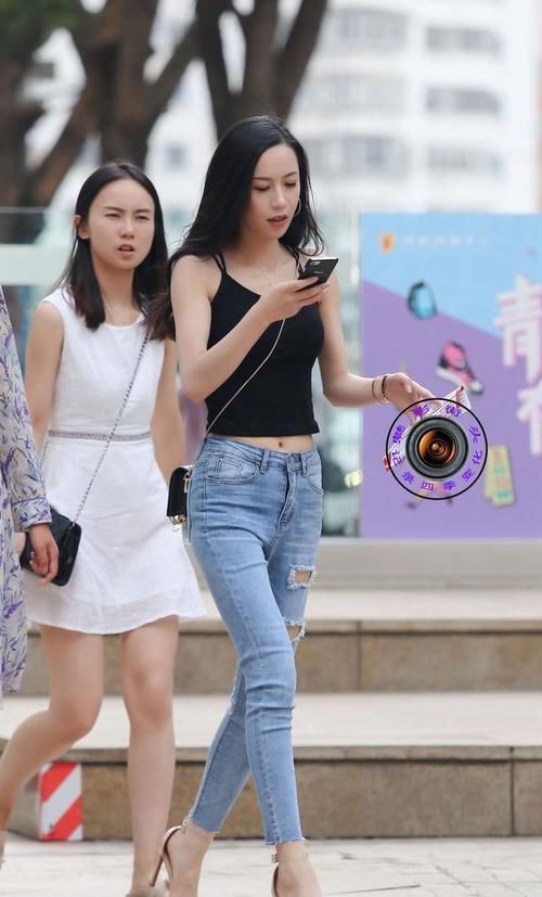 搭配 紧身牛仔裤搭配高跟凉鞋,美女的简单穿搭,修身显腿长提升气质