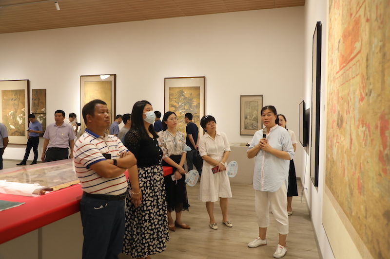 曹行|进博会主会场的巨幅国画诞生于这个村里的文创园，留住艺术家还给乡村带来这些新变化……