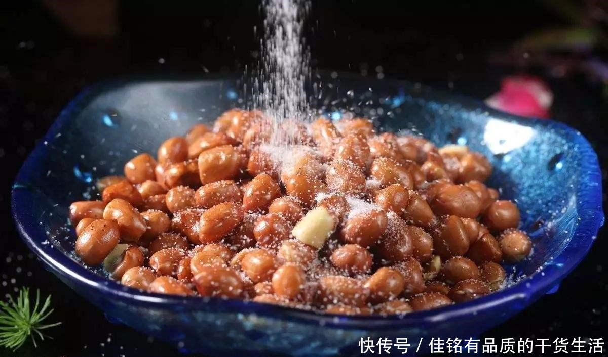 花生|炸花生米时,万万不可只放油,多加1步,花生酥脆,放7天不返潮