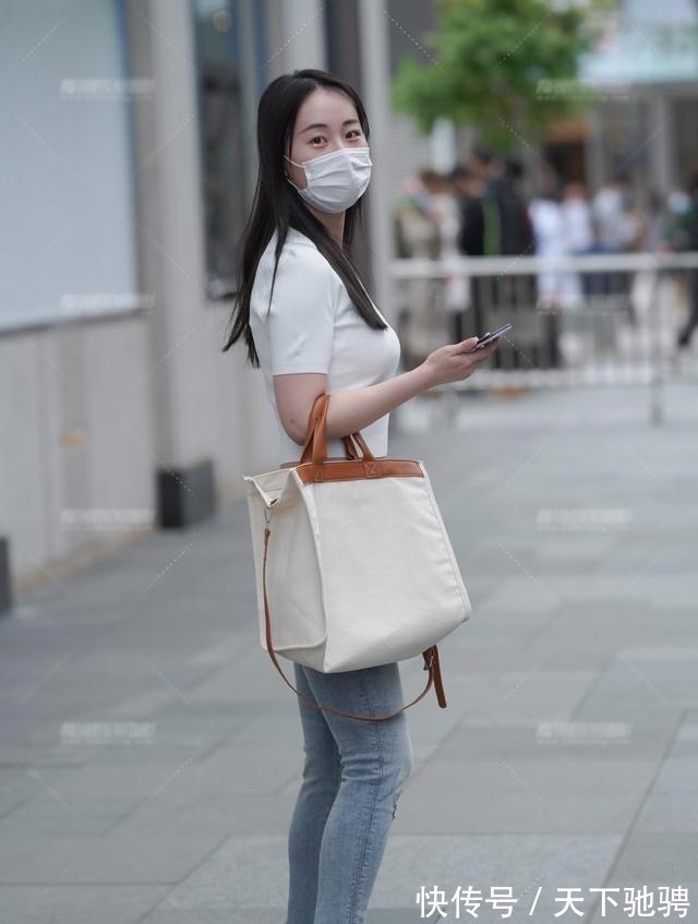 修身牛仔裤 针织短袖露脐衫,配修身牛仔裤,清凉舒适又简单美丽大方