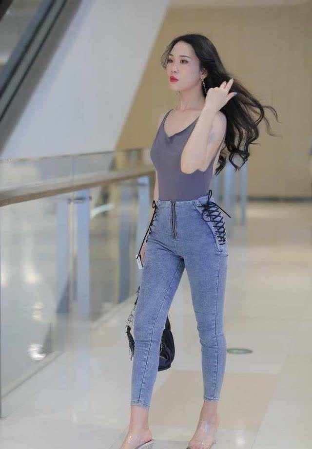 身材 美女搭配黑色的运动背心, 显得身材非常好