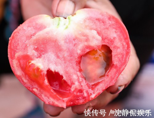 西红柿|37度高温，农村2岁娃跟着爷爷做生意，土豆当玩具，看得心疼